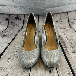 Bella Vita 3 3/4 inch Silver Block Heel - Nora size 11 WW Women’s FLAW